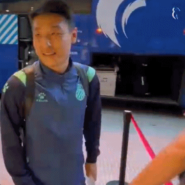 西班牙人抵达马德里,武磊为球迷签名合影