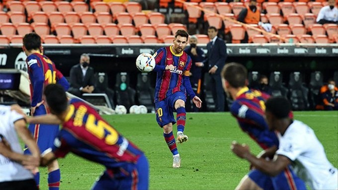 一年前的今天,巴萨迄今最后一次任意球直接破门者——梅西