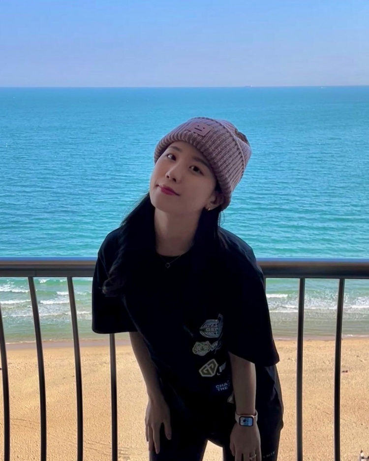 志宣INS晒GEN周边T恤：喜欢黑色还是白色？