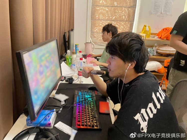 FPX官博分享凰人鲜活时刻:夏天来了,冰激凌必不可少!