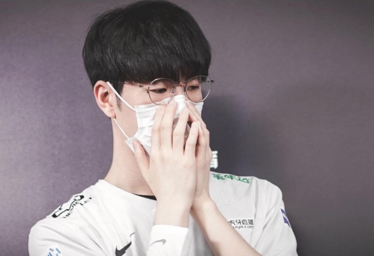 TheShy：火鸡面很久没吃了 感觉来这里没吃过