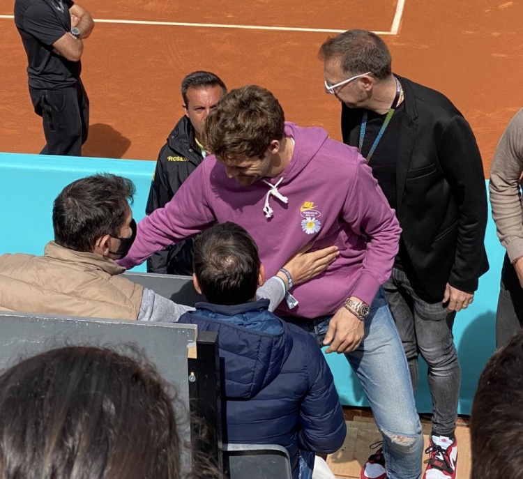 马科斯-阿隆索观战马德里网球大师赛，期间和卡西利亚斯打招呼