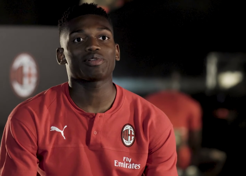 意媒:米兰与门德斯谈莱奥的续约,但450万欧年薪无法满足他们