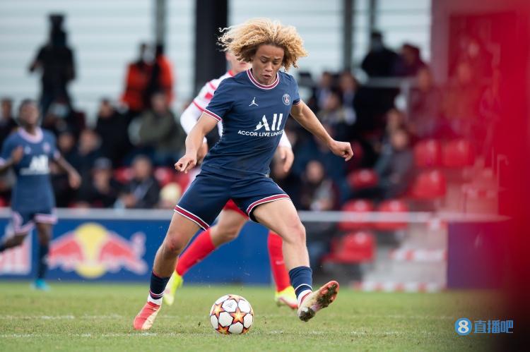 哈维-西蒙斯:内马尔激励我追逐更高的目标 梅西是史上最强球员