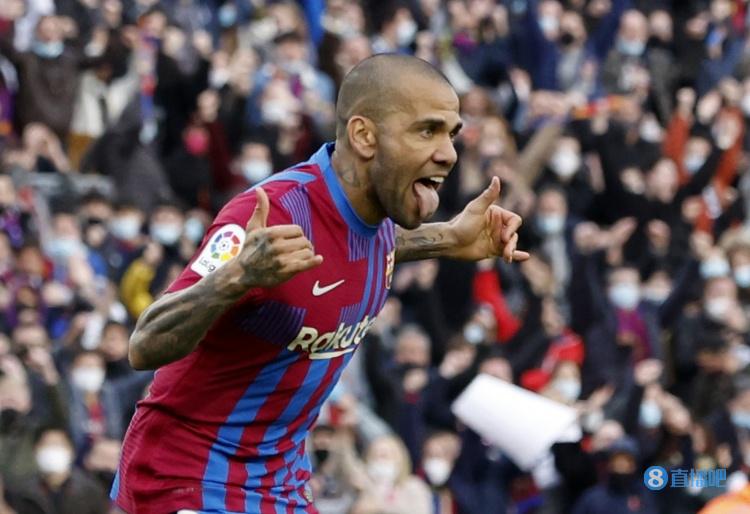 记者:如果巴萨右后卫没有新援到来,阿尔维斯可能留队一年