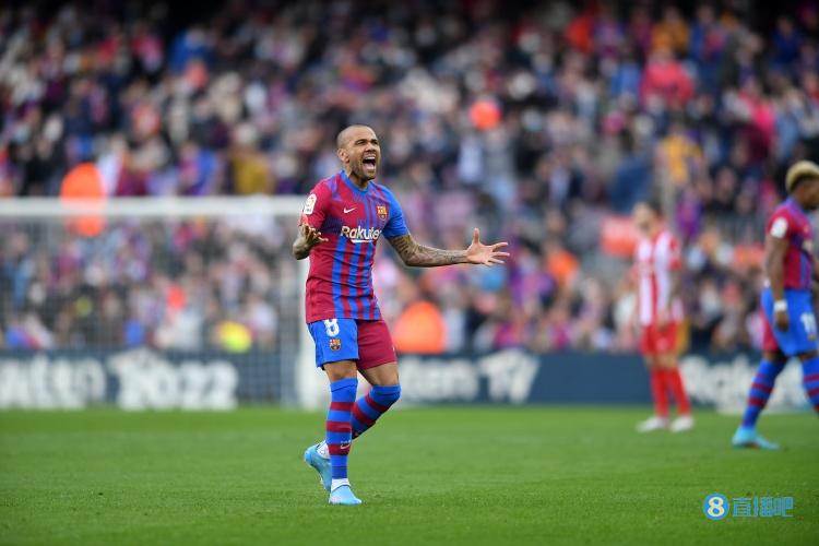 阿尔维斯：03年和08年巴萨都战胜困难，我们必须团结并有积极态度