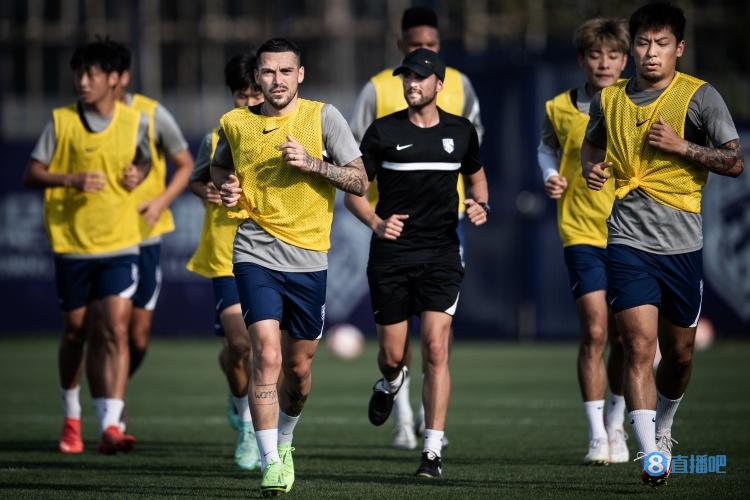 武汉三镇新援齐聚训练场,标王斯坦丘:没把自己看做超级球星