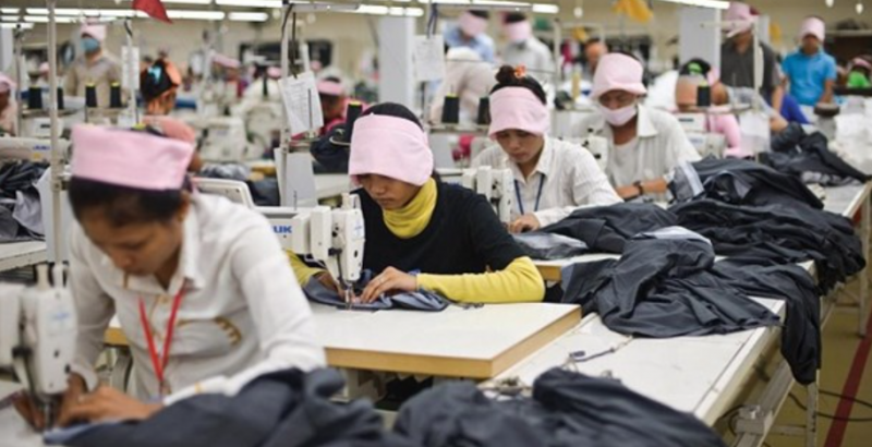 柬埔寨中资民营成衣厂：生产旺季织机忙