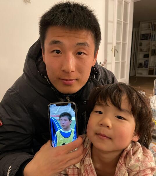 武磊送六一节祝福，晒自己儿时与儿子对比照