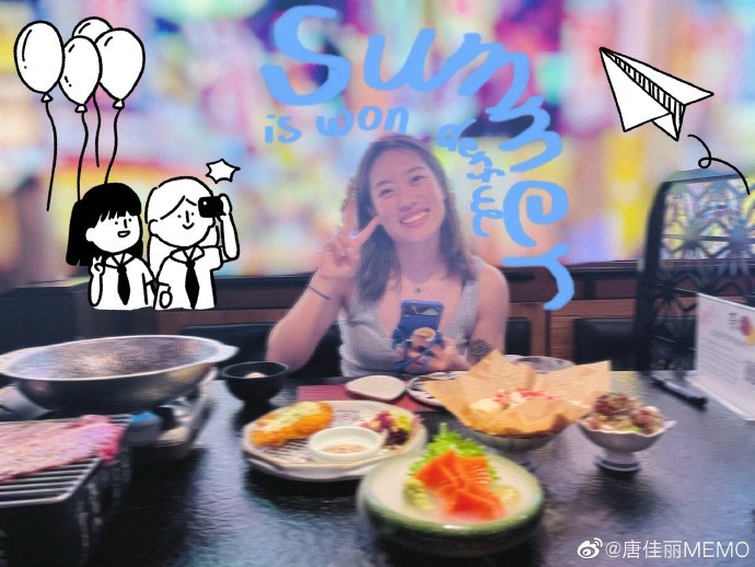 唐佳丽更新微博:我的回国小假期开始了,要多吃点好吃的