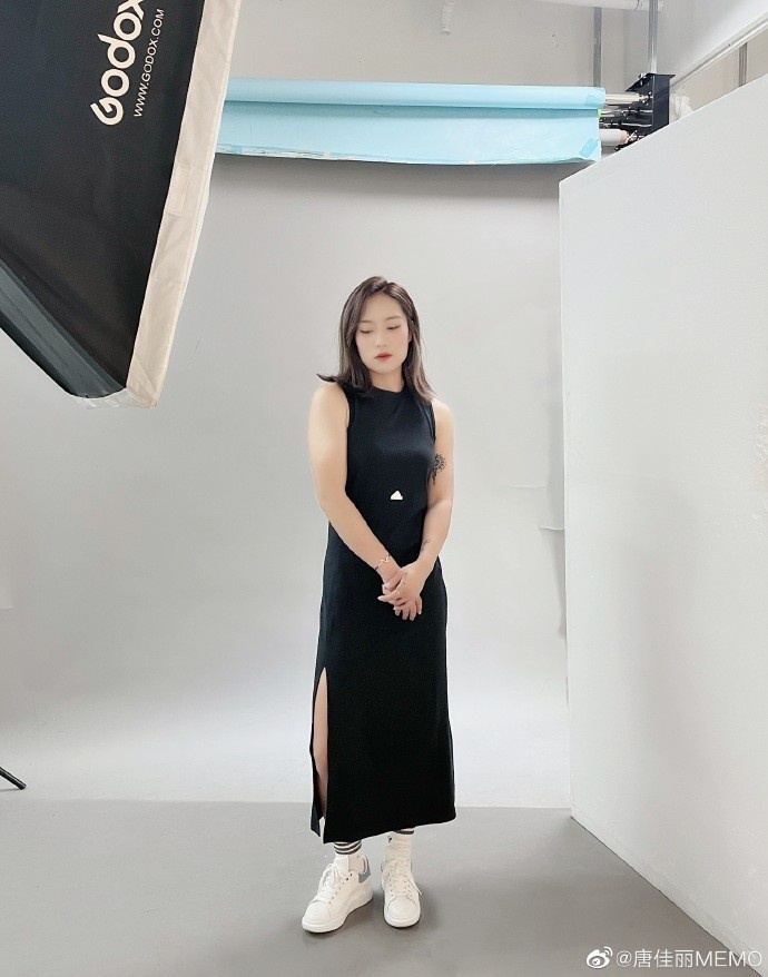 看吧友们的了..唐佳丽晒照：第一次文艺，大家能帮我配个文案么？