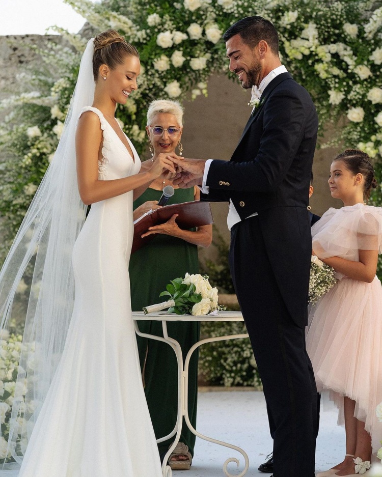 ?瓦尔加&佩莱晒婚礼照:过往皆序章,未来可期盼