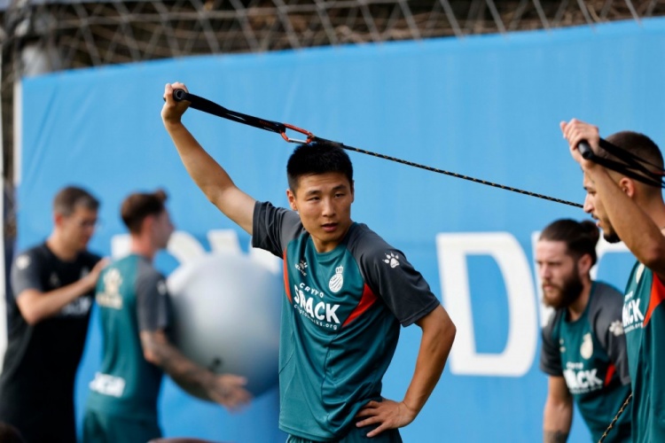 新赛季加油!西班牙人官博晒全队首日训练图:武磊出镜