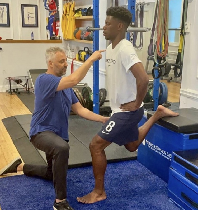 记者:琼阿梅尼在美国辛苦备战,想用最佳状态带给安帅惊喜