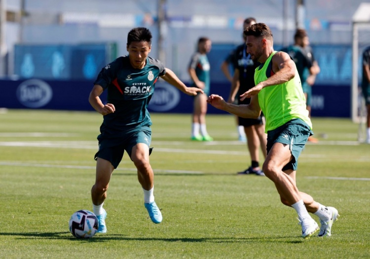 积极备战!西班牙人官博晒公开训练日照片:分组对抗,武磊出镜