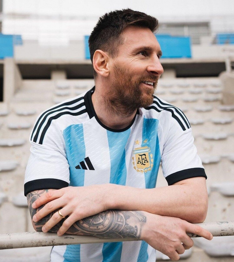 ⚪?阿根廷发布世界杯主场球衣！梅西身穿蓝白间条衫出镜