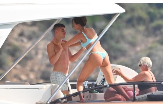 【社交秀】哈弗茨与女友欢快嬉戏度假