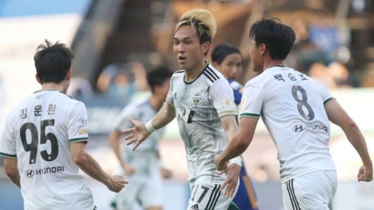 韩国警方接报案称一汽车在路上左右摇晃，到现场发现一日球员酒驾