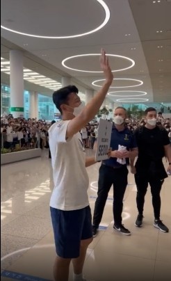 东道主来接机了！孙兴慜迎接热刺队友抵达韩国首尔