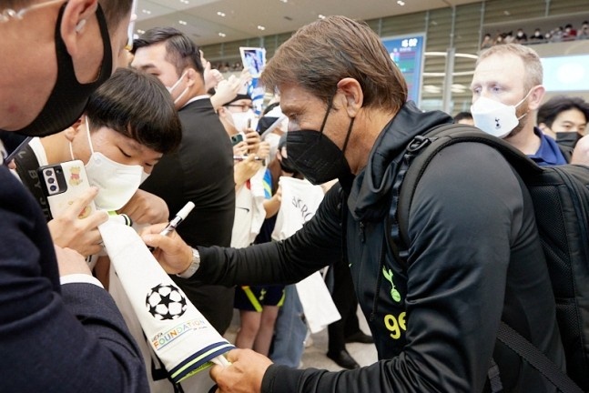 孔蒂谈韩国行：没料到有这么多球迷 孙兴慜来接机让我意外