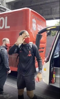 ?️尖叫呐喊不断！利物浦大巴抵达酒店受到球迷的热烈欢迎