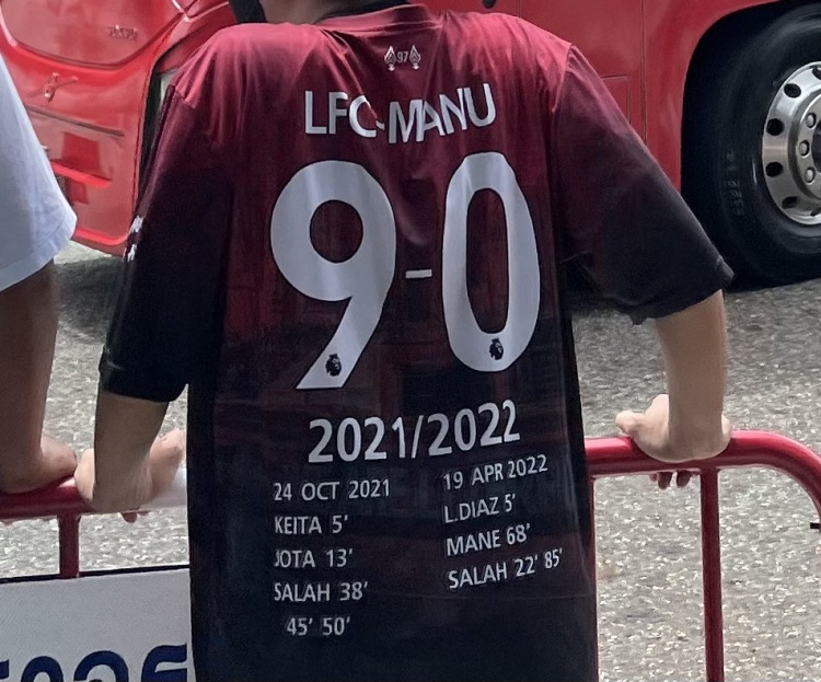 ?杀人还要诛心?泰国当地红军球迷身着“利物浦9-0曼联”衬衫