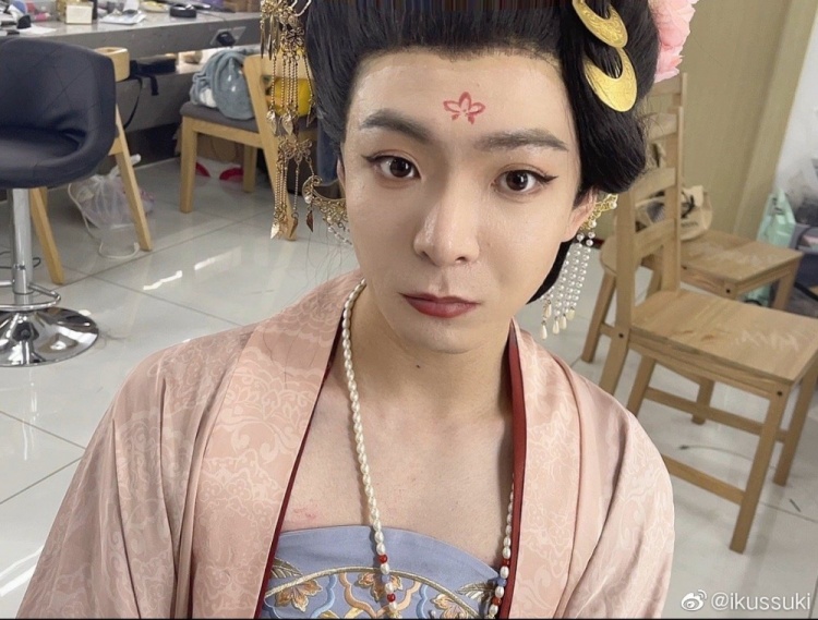 suki晒LangX女装照：都在干嘛？给我笑！