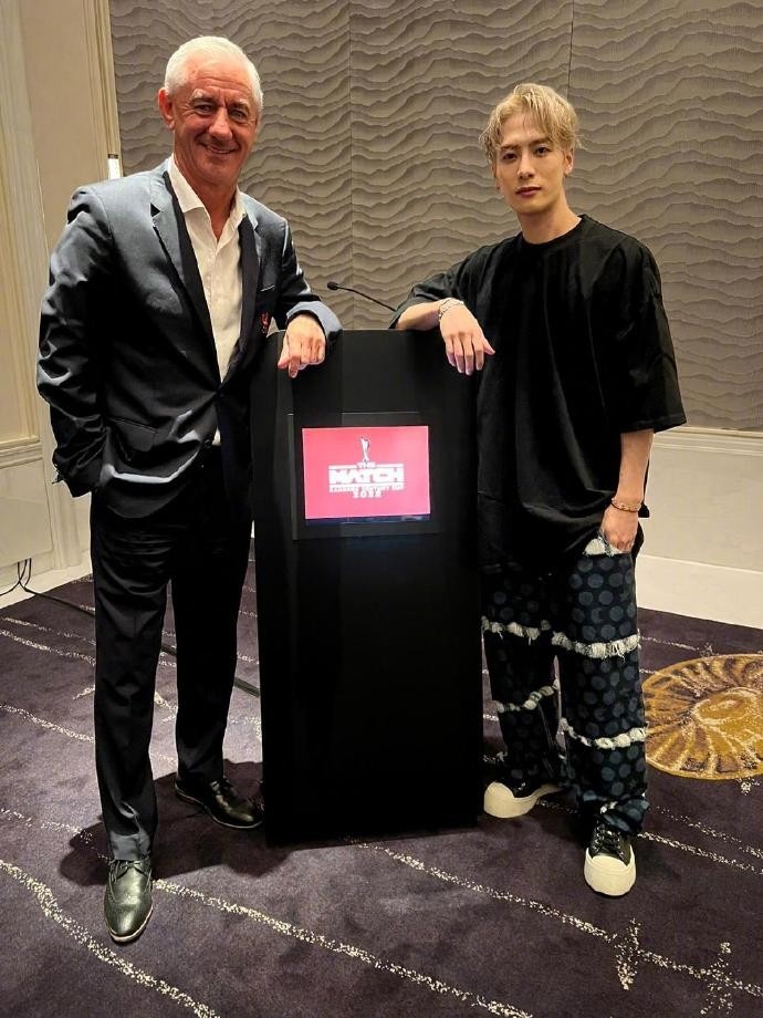 次元壁破了！利物浦官方晒伊恩-拉什与王嘉尔合影