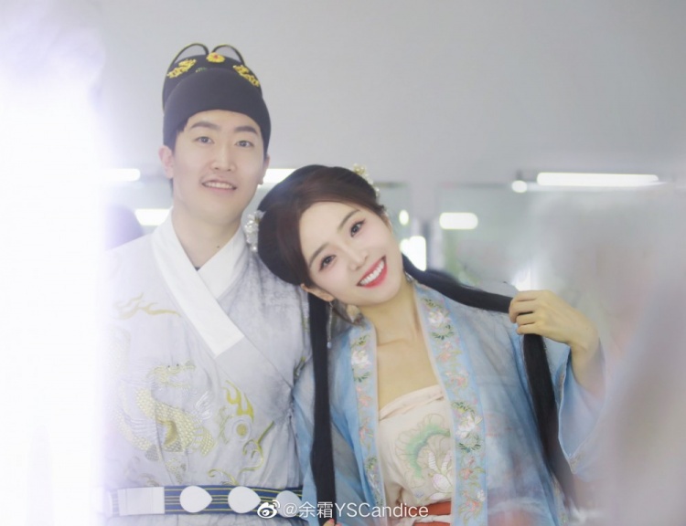 余霜晒出与管泽元的国风穿搭：公开撒糖啦！
