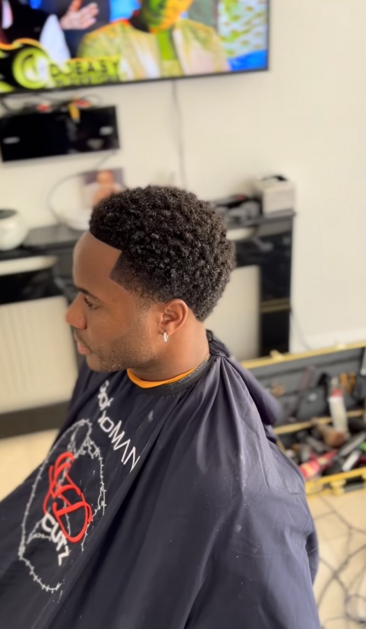 “贝尔梗”!记者晒斯特林近照:理发、体检、飞美国,按此顺序