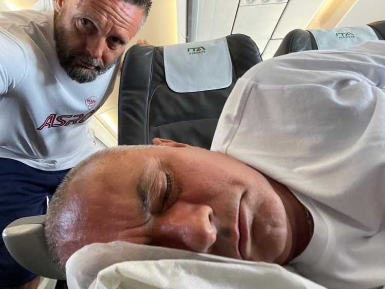 ?穆帅休息时被偷拍,谁的睡相最可爱??