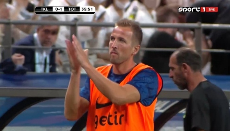 凯恩、孙兴慜起身热身引得大量韩国球迷欢呼，两人鼓掌回应