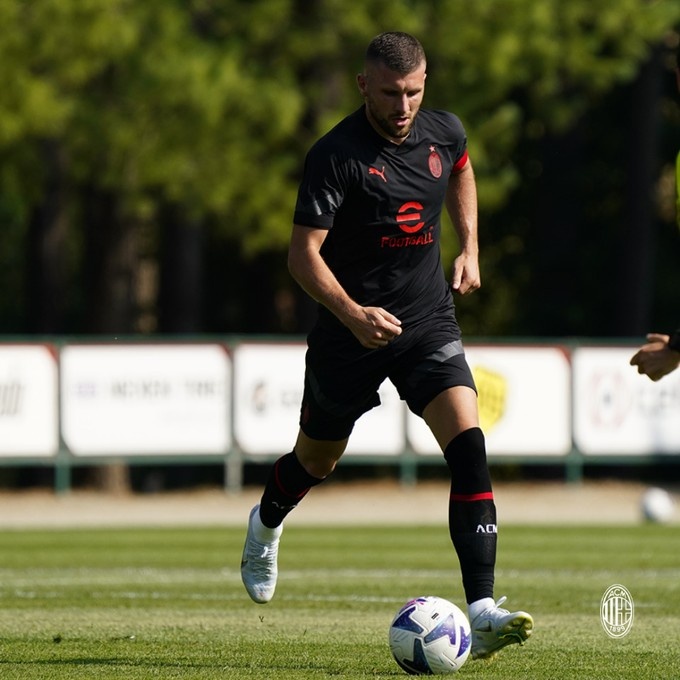 米兰60分钟热身赛3-0第五级别球队阿尔门诺,阿德利造2球