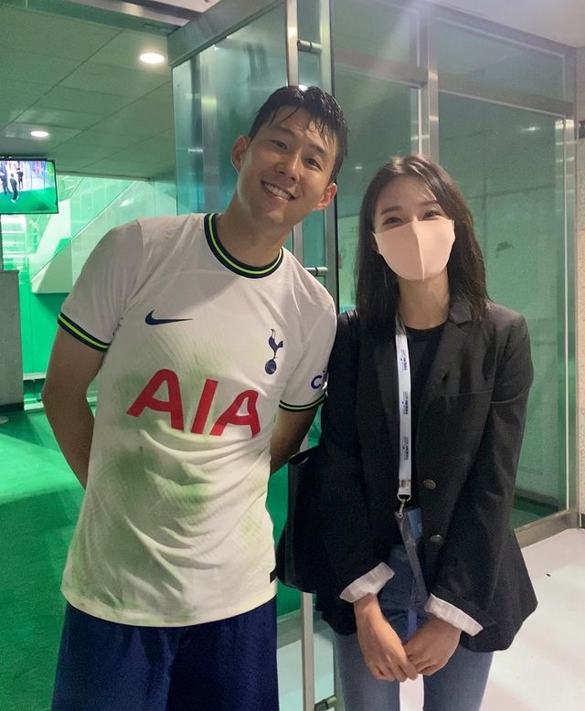 有点配?K联赛美女主持赛后晒与孙兴慜合照:想多来到球场看球