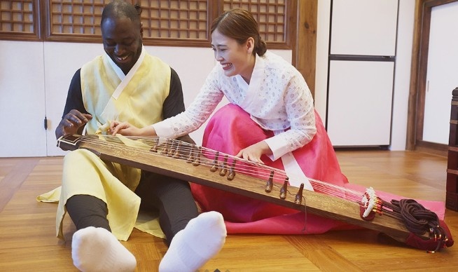 热刺名宿莱德利在韩国参与活动，身穿韩服+弹古筝+佩剑摆POSE