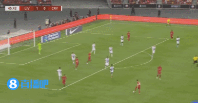 太轻松！萨拉赫晃过防守队员后射门得手！