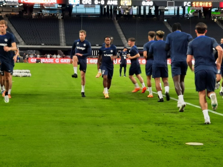 ?严肃起来?记者:斯特林正率领他的小组进行热身训练