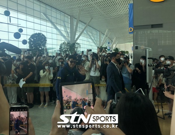 依依不舍?众多韩国球迷到机场为孙兴慜和热刺送行