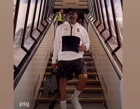 姆巴佩独自一人走下飞机,步伐从容表情淡定,众人已在跑道等候