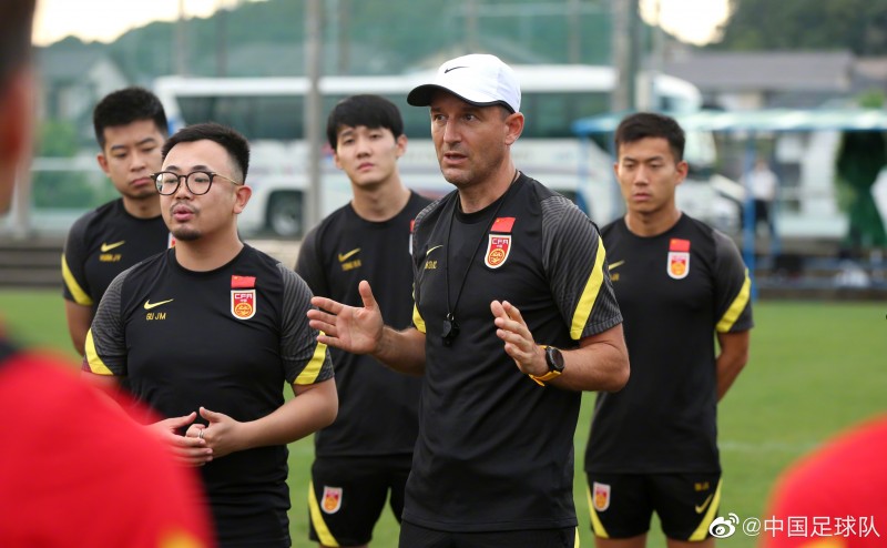 【国足训练日志】全队今日进行抵日首训，24名球员全部参加了合练