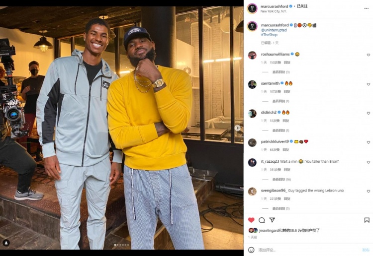 ?算算这台阶多高?拉什福德与詹姆斯合影,竟比詹皇还高半个头