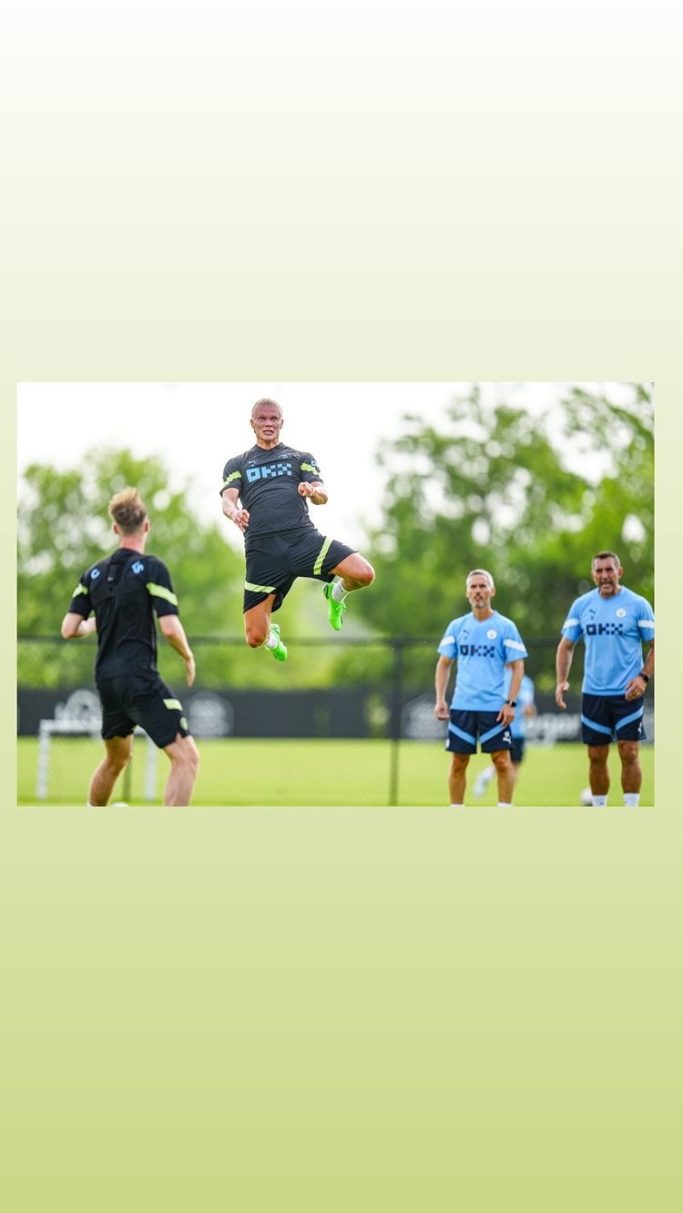 哈兰德晒个人曼城训练照,高高跃起争顶头球