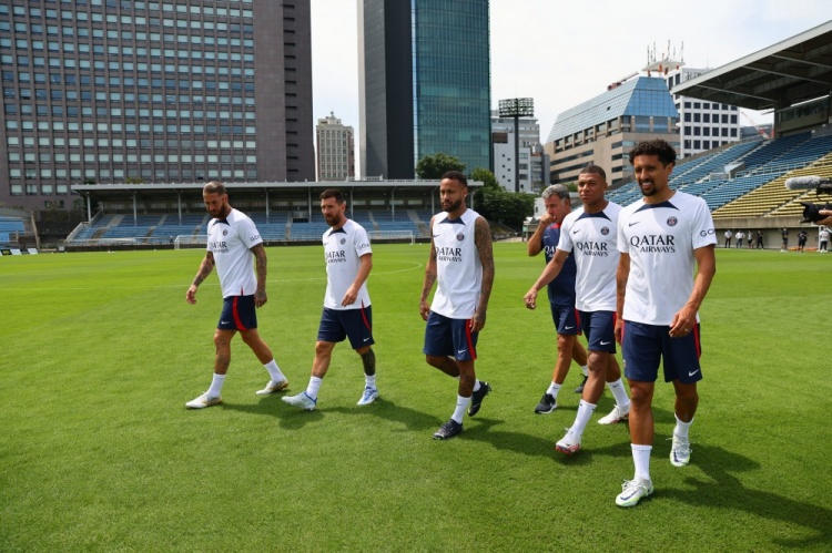 最大牌的陪练!梅西、姆巴佩指导日本小朋友踢球