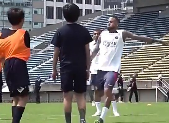 怪蜀黍？日本小球员正观摩训练，内马尔突然假装开大脚吓小孩一跳