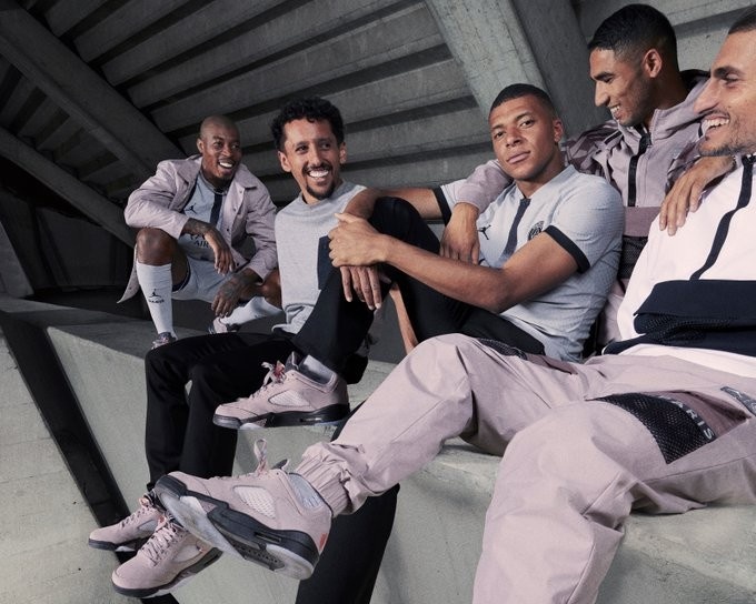 ?巴黎正式公布22/23赛季客场球衣,姆巴佩、梅西领衔出镜