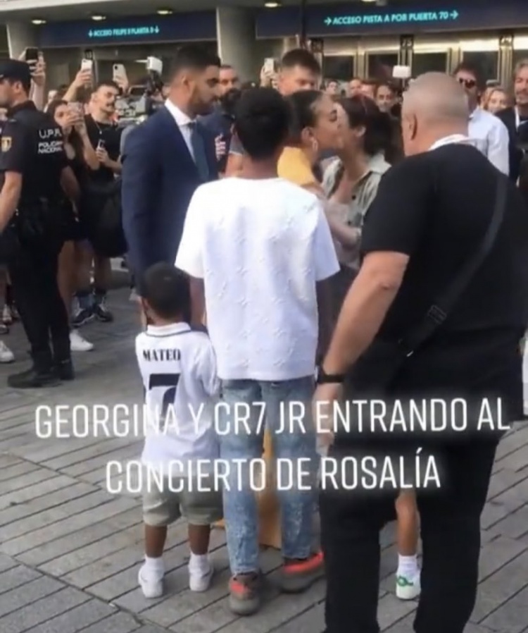 乔治娜带孩子看演唱会，C罗次子马特奥穿皇马新赛季7号球衣?