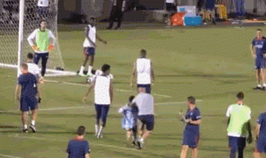 ?小朋友冲入球场内遭保安拦截,梅西为其送上签名