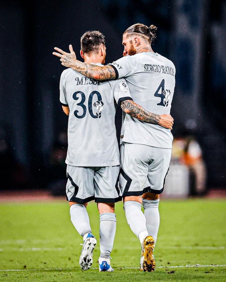 前皇马&巴萨队长在大巴黎相拥庆祝,球迷:还是感觉很奇怪