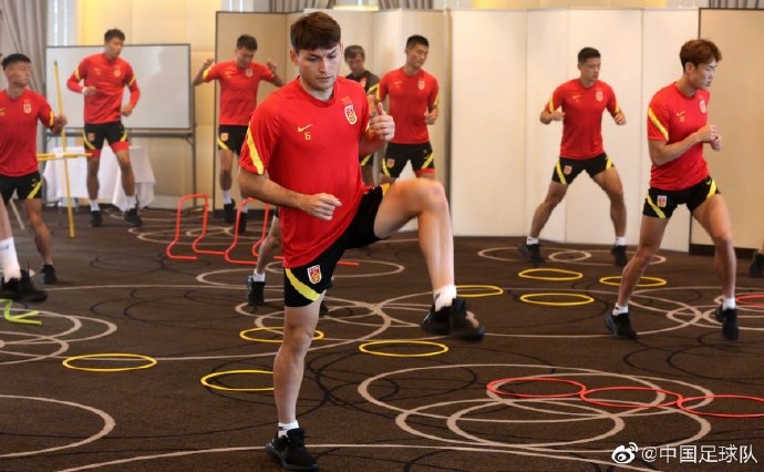 当地时间7月21日11点,国足24名球员进行赛后恢复性训练