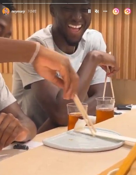 ?小老弟还得再练练!内马尔调侃巴黎小将穆因加不会用筷子